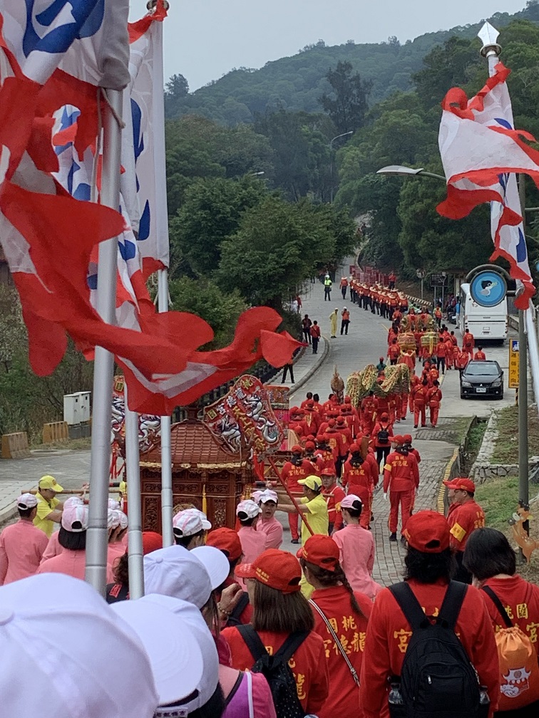 ▲遶境山路崎嶇加上強大東北季風,對參與遶境的義工和信眾都是挑戰,扛著陣頭的義工團隊更是考驗,但大家都克服萬難一往如前。(圖:桃園龍德宮提供)