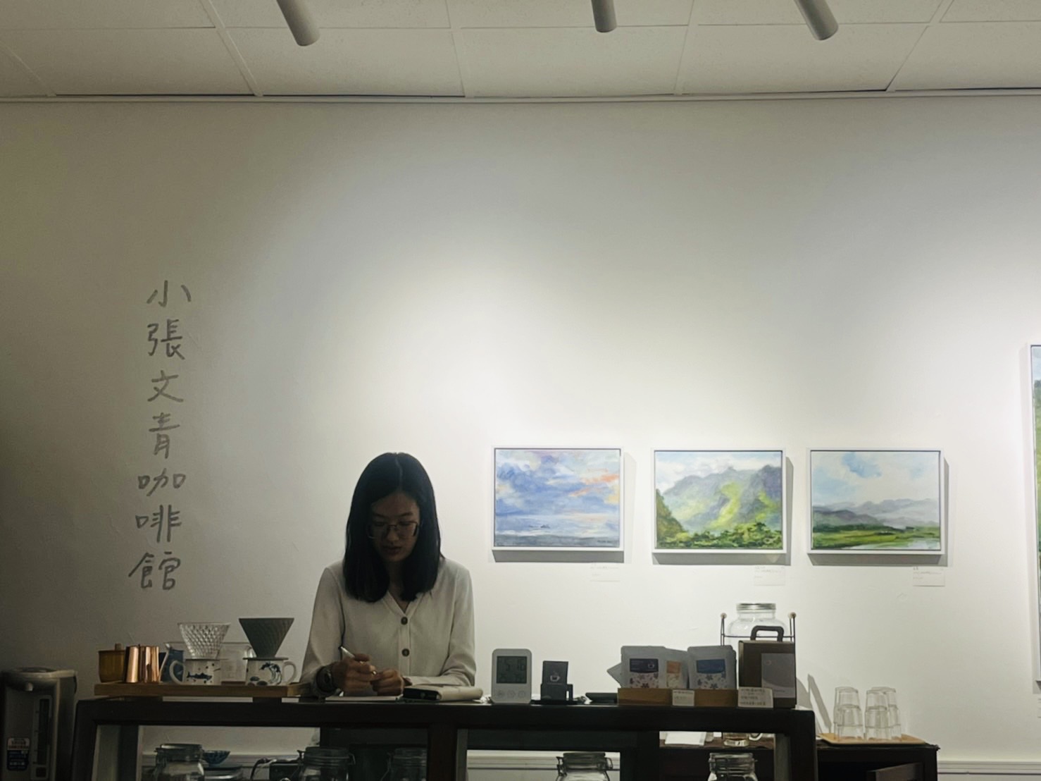 ▲展出廿五幅徜徉在花蓮大自然的畫作,於「小張文青咖啡館」舉行「四季靜好」油畫個展。(記者陳欣伶攝)