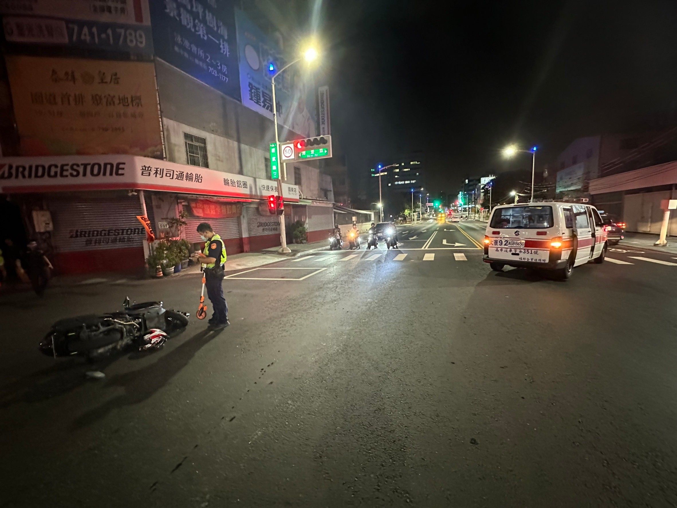 機車撞上救護車 所幸皆無生命危險