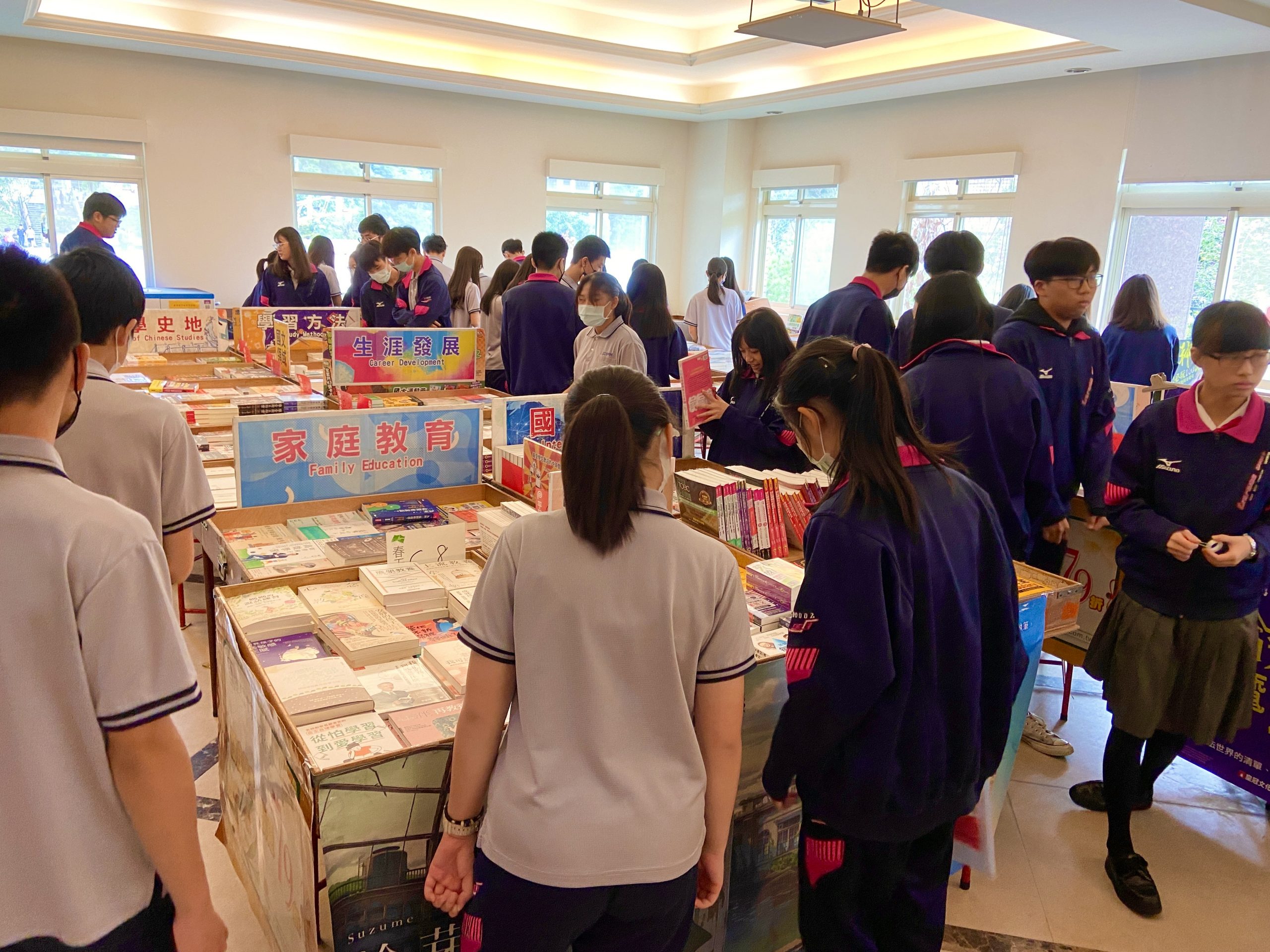 二信高中「自主悅讀」圖書展培養學生愛上閱讀