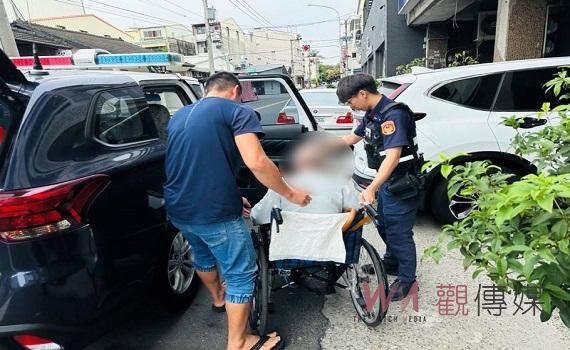 輪椅翁外出累癱卡路旁 虎警護安全助返家