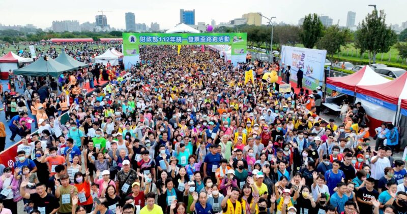 圖文:統一發票盃路跑吸引近兩萬跑者於中央球場前起跑共同迎接中市曙光。