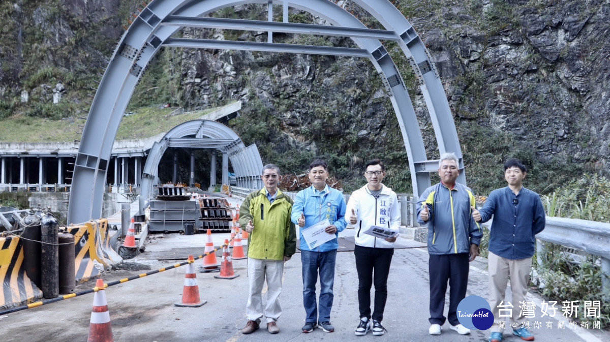 立委江啟臣在台中市議員吳振嘉的陪同下,考察台8線中橫便道復建工程。