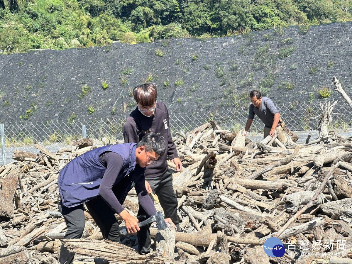 霧社水庫漂流木開放撿拾，仁愛高農森林科師生尋寶。（圖/林業及自然保育署南投分署分署提供）