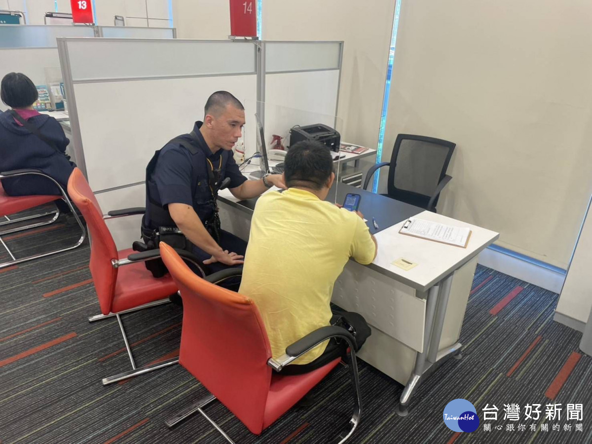 徐男恍然大悟自己陷入詐騙陷阱,事後感謝行員與員警幫他守住積蓄。