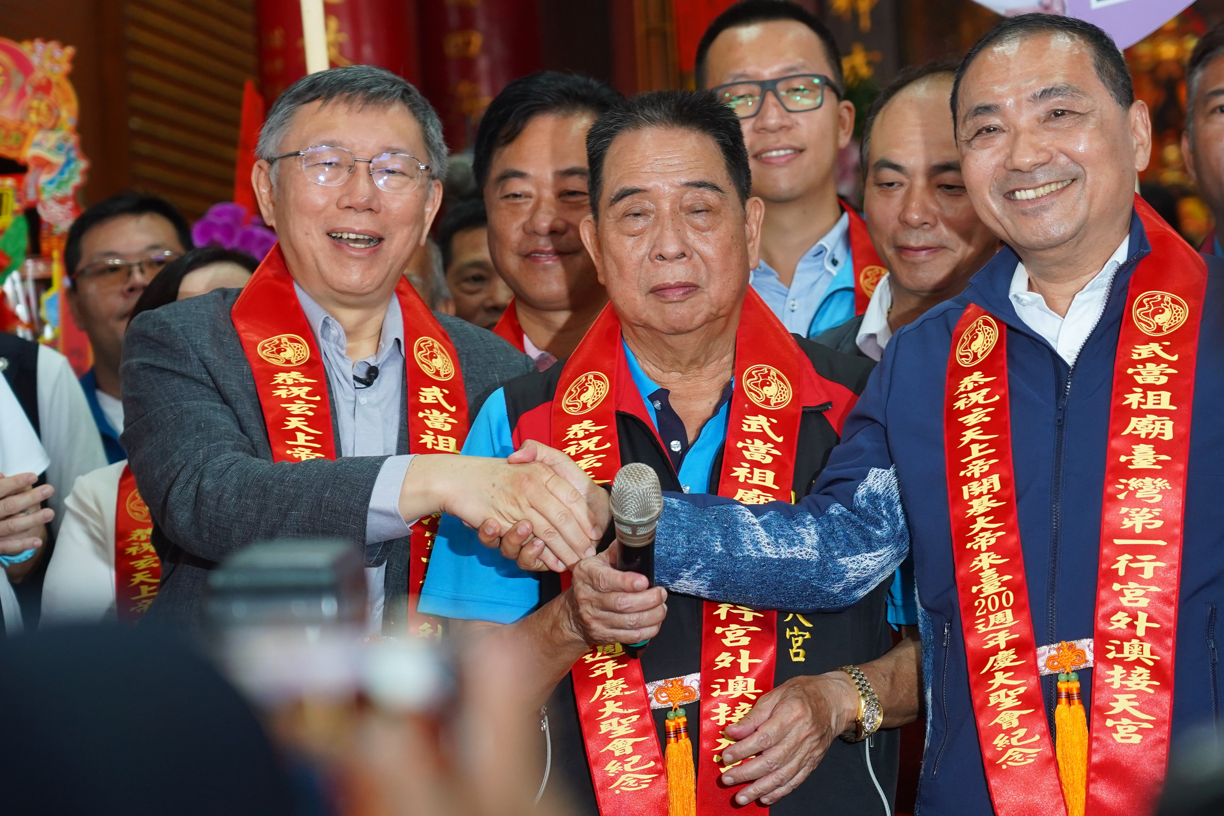 藍白政黨協商後,國民黨總統參選人侯友宜及民眾黨總統參選人柯文哲先後出席宜蘭接天宮活動,兩人同台握了3次手,互動令人關注。林泊志攝