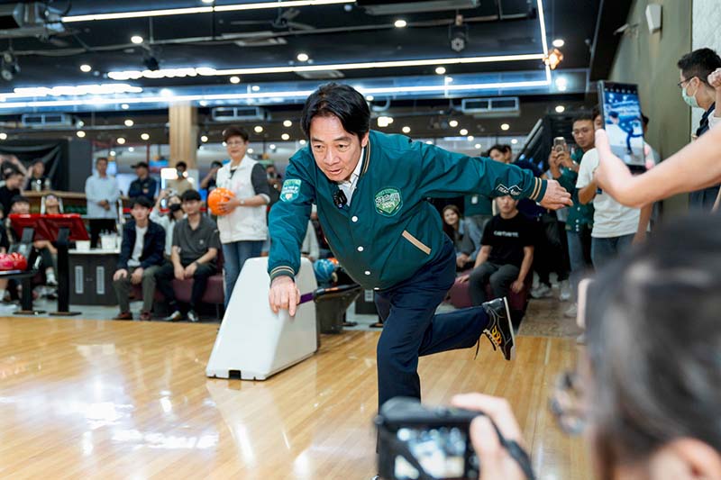 賴清德全國各縣市競選總部本周六於新北市及台南市率先成立,他日前到新竹 Tiger複合式運動館體驗保齡球運動。圖/引自賴清德臉書