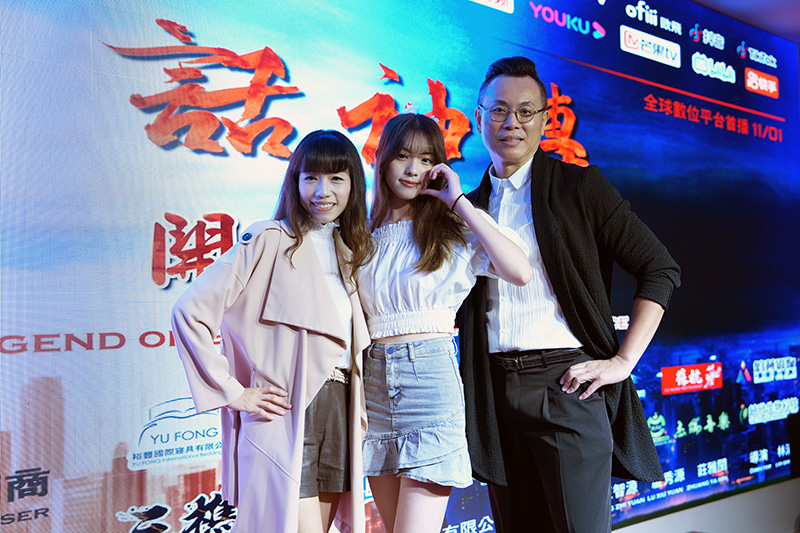 藝人陳霆(右)和陳潔瑩(左)的女兒陳映彤說,希望靠自己的力量能擁有自己的一片天。(石雨鑫/攝)