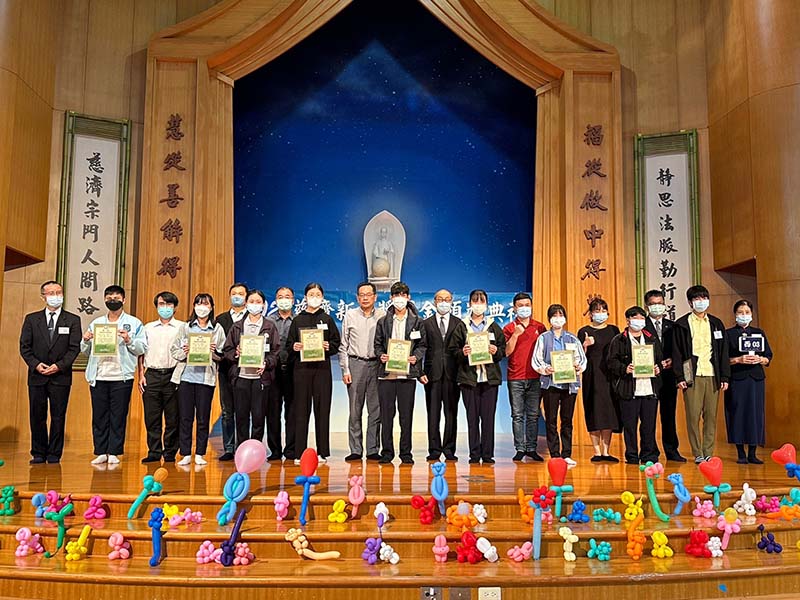 宜蘭慈濟10月28日舉辦2023年新芽獎學金頒獎典禮，宜蘭縣教育處長簡信斌(左九)、慈濟慈善事業基金會副執行長劉濟雨(右九)以及各校師長代表出席頒獎。(圖為慈濟基金會提供)