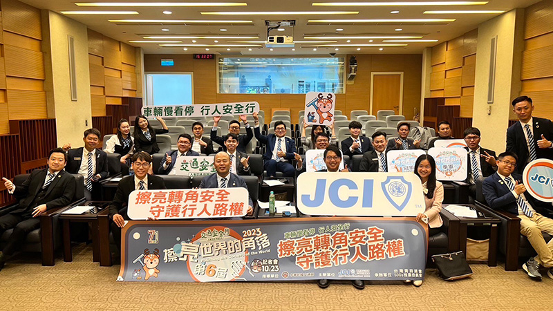 青商會攜手交通部-行人路權守護行動,助力智慧交通安全,活動團體照。(圖/業者提供)