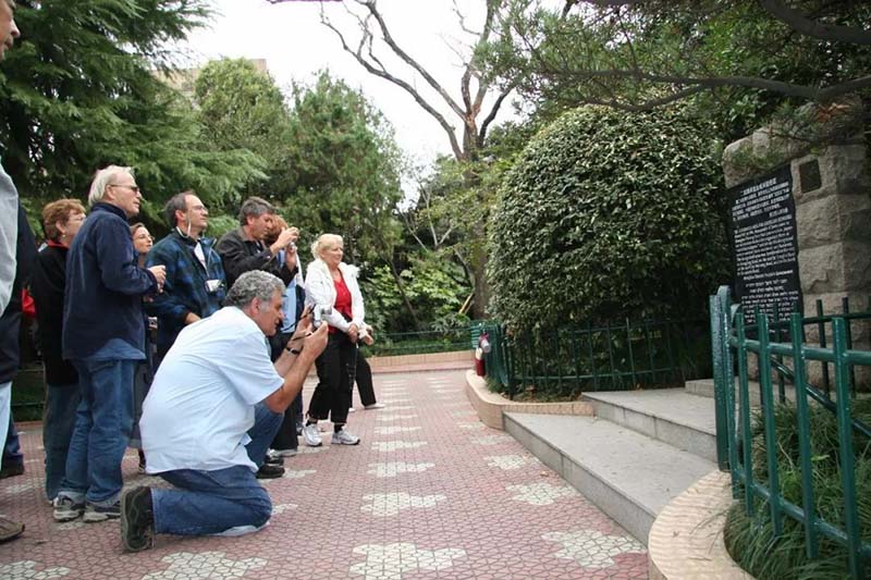上海虹口霍山公園有一塊「猶太難民紀念碑」,由虹口區政府在1994年4月19日豎立,常有猶太人前來聚會。圖/搜狐網