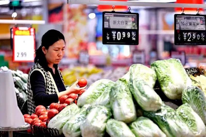 大陸今年前三季GDP平均增長5.2%,穩中向好。其中消費物價指數上漲0.4%,物價上漲表現平穩,圖為民眾在超市採購。圖/中新社