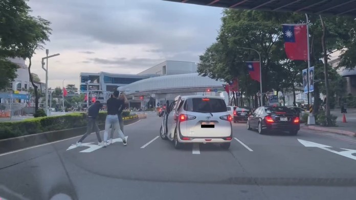 板橋右轉賓士不讓違規右轉國產車 雙方馬路中央大打出手 71 111 15 | 社會 社會 記者爆料網