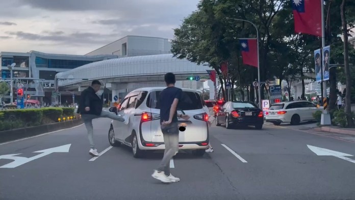 板橋右轉賓士不讓違規右轉國產車 雙方馬路中央大打出手 69 112 16 | 社會 社會 記者爆料網