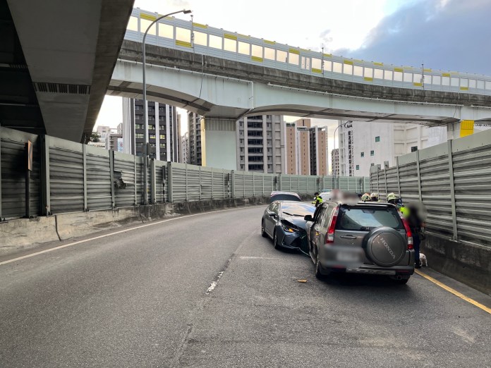 都不覺得奇怪?女駕駛逆向開上台1高架行駛公里餘撞上順向車輛 69 211 12 | 社會 社會 記者爆料網
