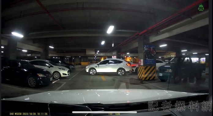 影/三寶駕駛!? 賣場內兩次倒車擦撞車格內賓士車 他竟落跑 64 28C72A7C 69F0 4FE2 A6CA 81A20B7C1FD3 | 社會 社會 記者爆料網