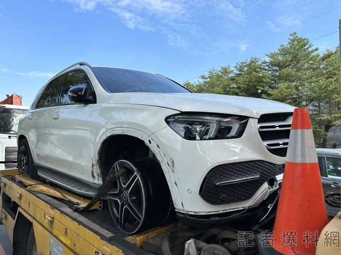 國道驚魂!大貨車配重箱鐵片掉落釀禍 賓士休旅車閃不掉中招爆胎 67 國道車禍,國1,大貨車,配重箱,鐵片,賓士