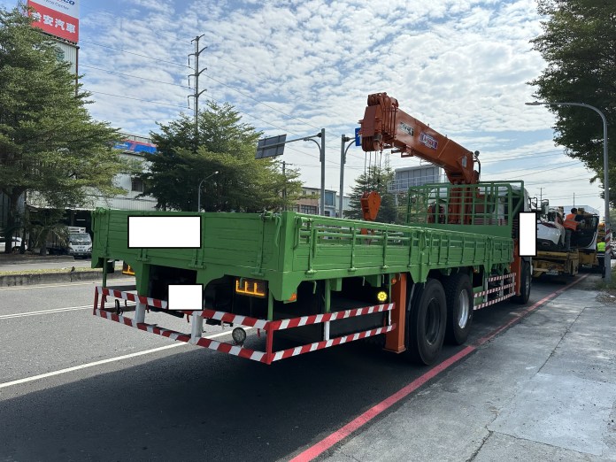 國道驚魂!大貨車配重箱鐵片掉落釀禍 賓士休旅車閃不掉中招爆胎 65 3 0 3 | 社會 社會 記者爆料網