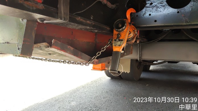 國道驚魂!大貨車配重箱鐵片掉落釀禍 賓士休旅車閃不掉中招爆胎 66 TimePhoto 20231030 103958 0 | 社會 社會 記者爆料網