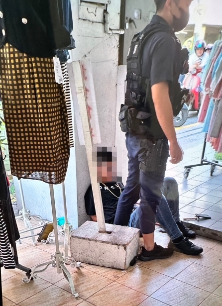 嘉義17歲少年缺錢花用搶銀樓! "持辣椒水狂噴"遭老闆.外送員聯手壓制 62 3 30 | 社會 社會 記者爆料網