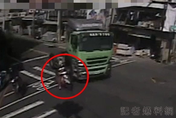 台中砂石車路口右轉未注意! 65歲女騎士慘遭碰撞輾壓傷重不治 70 台中,砂石車,右轉,輾斃,女騎士,死亡車禍