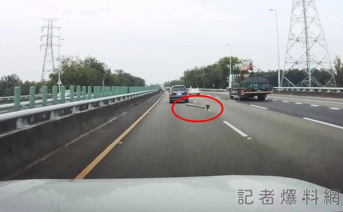 國道開車驚見"飛天斧頭"! 4個月新車慘遭斧頭砸傷驚悚畫面曝光 66 國道,斧頭,掉落物