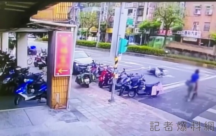 抱狗進推車下秒就想過馬路害騎士慘摔 北市女遭告過失傷害要關3個月 68 513 1 | 社會 社會 記者爆料網