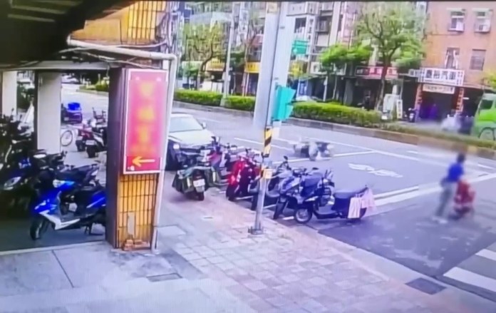 抱狗進推車下秒就想過馬路害騎士慘摔 北市女遭告過失傷害要關3個月 66 512 2 | 社會 社會 記者爆料網