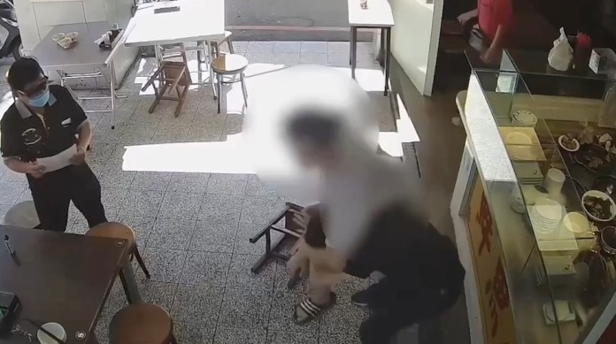 (排隊點餐打鬥片)米其林必比登推薦小吃店排隊點餐排到打架! 警方依違反社維法究辦 70 | 社會 社會 記者爆料網
