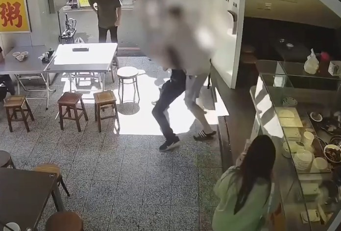 (排隊點餐打鬥片)米其林必比登推薦小吃店排隊點餐排到打架! 警方依違反社維法究辦 68 | 社會 社會 記者爆料網