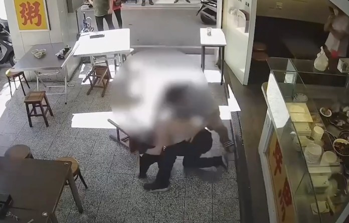 (排隊點餐打鬥片)米其林必比登推薦小吃店排隊點餐排到打架! 警方依違反社維法究辦 69 | 社會 社會 記者爆料網