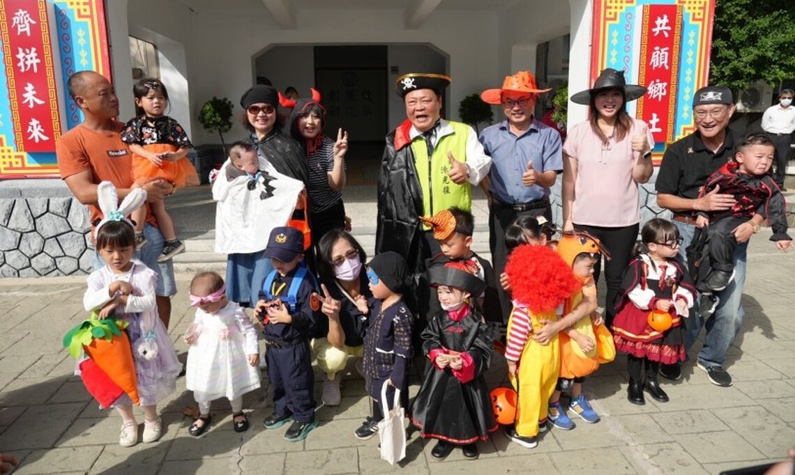 不給糖就搗蛋 耕讀幼兒園萬聖節遊街 陳光復化身海盜船長發糖果