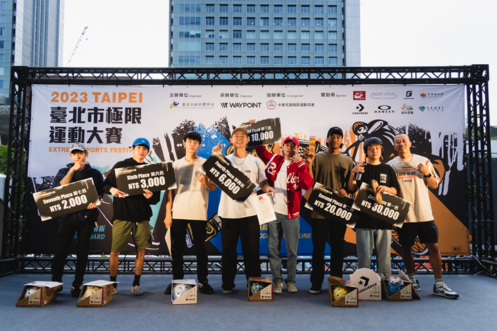 BMX選手組頒獎:(左至右)高崇文、鄭承宗、高瑞駿、鄭喬鴻、鄭承易、Muhamad Syafiq Bin Norzazlan、Rungrueang Phamee)