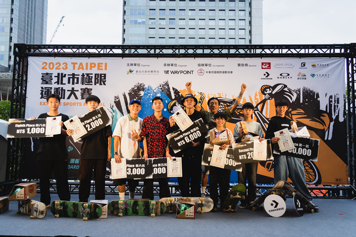 滑板選手組頒獎:(左至右) 袁鼎竣、李家宇、林家元、曹仕勳、藍元稚、曲益揚、姜承佑、余易哲
