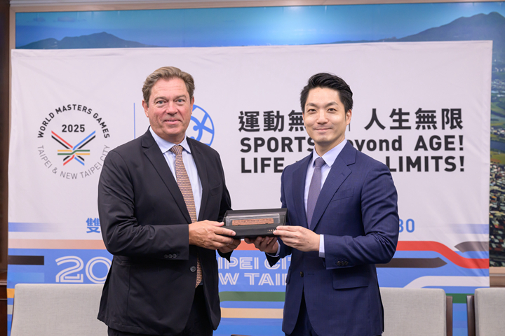 臺北市長蔣萬安右致贈臺北捷運枕木列車予IMGA執行長Holm