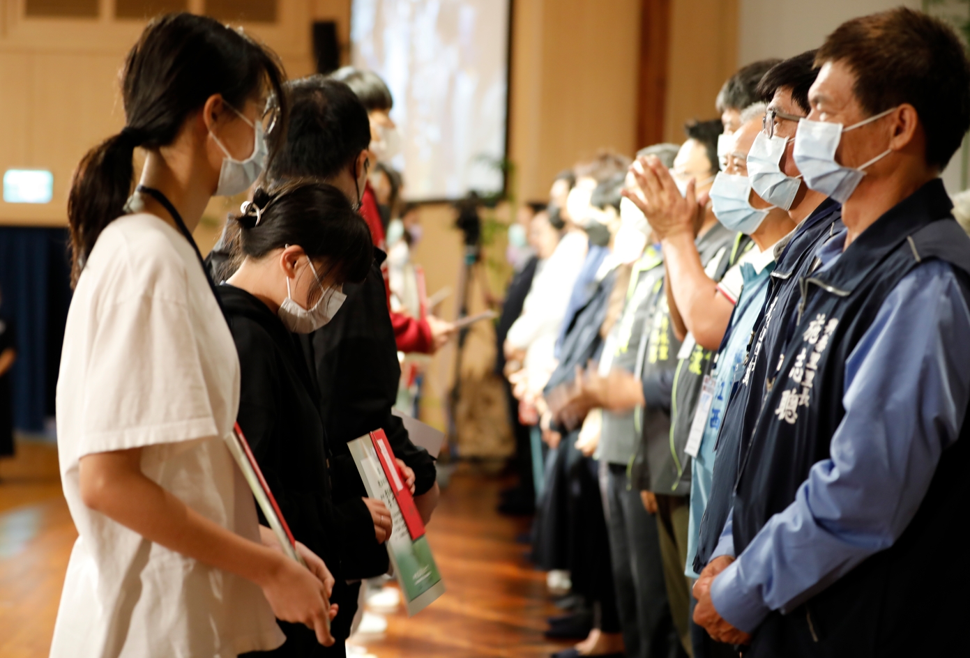 慈濟除了長期關懷濟助弱勢家庭,也透過頒發新芽獎學金過程,鼓勵貧困家庭孩子向學的動力。