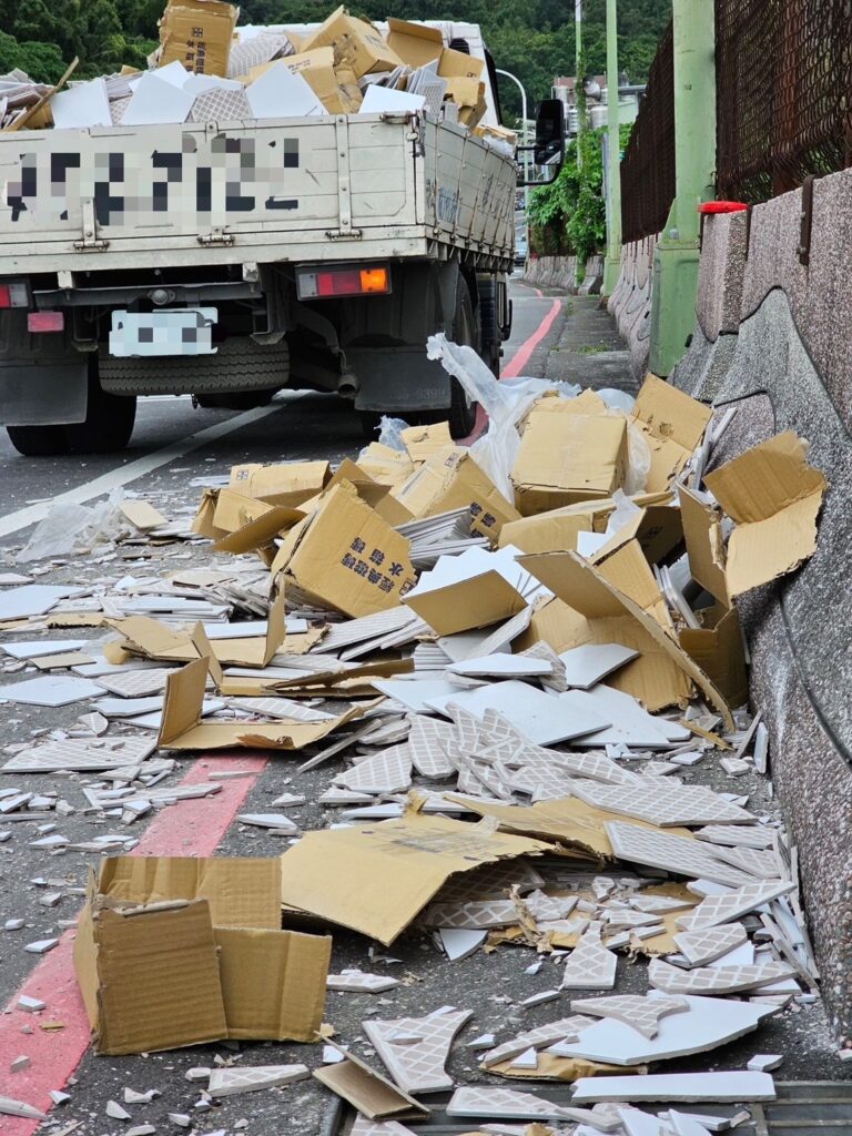一輛自小貨車疑因裝載磁磚未綁牢，行經樹林區中山路三段與信和街口處，突然磁磚掉出散落於路面。