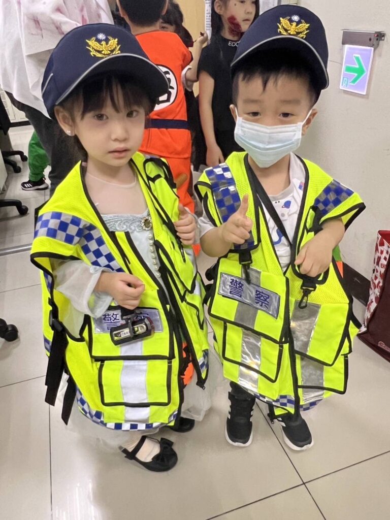 對於從未踏進過派出所的小朋友而言機會難得,並穿上「反光背心、警便帽」與警察叔叔一起合影