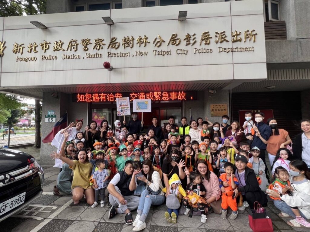 警看到覺得很可愛有趣,馬上親切的發放糖果、餅乾與孩子們同樂,並藉機向老師、家長進行「識詐」宣導