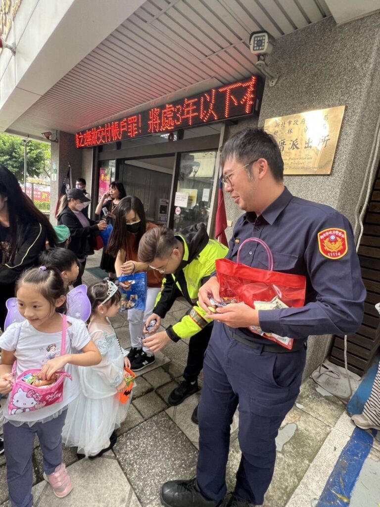 樹林警分局彭厝派出所轄內幼兒園的小朋友們創意扮裝,興高采烈地手提南瓜提袋沿途要糖,行至派出所時,高喊:「警察叔叔,不給糖就搗蛋!」
