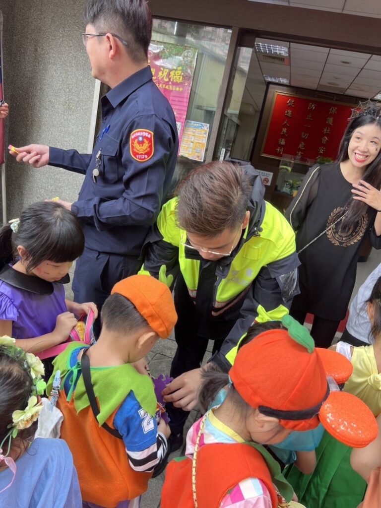 樹林警分局彭厝派出所轄內幼兒園的小朋友們創意扮裝,興高采烈地手提南瓜提袋沿途要糖,行至派出所時,高喊:「警察叔叔,不給糖就搗蛋!」
