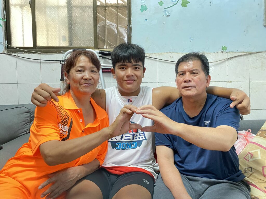 1.其翰由祖父母扶養長大，與祖父母感情緊密