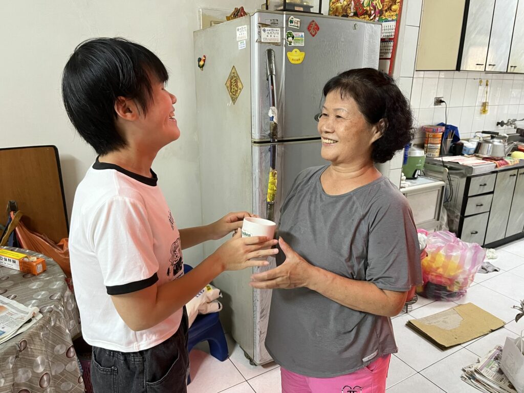 3.家溱每天幫阿嬤泡麥片牛奶