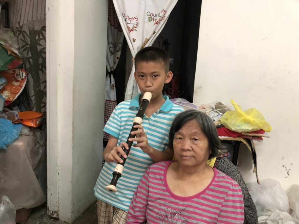 4.偉翔最喜歡吹笛子給阿嬤聽，逗阿嬤開心