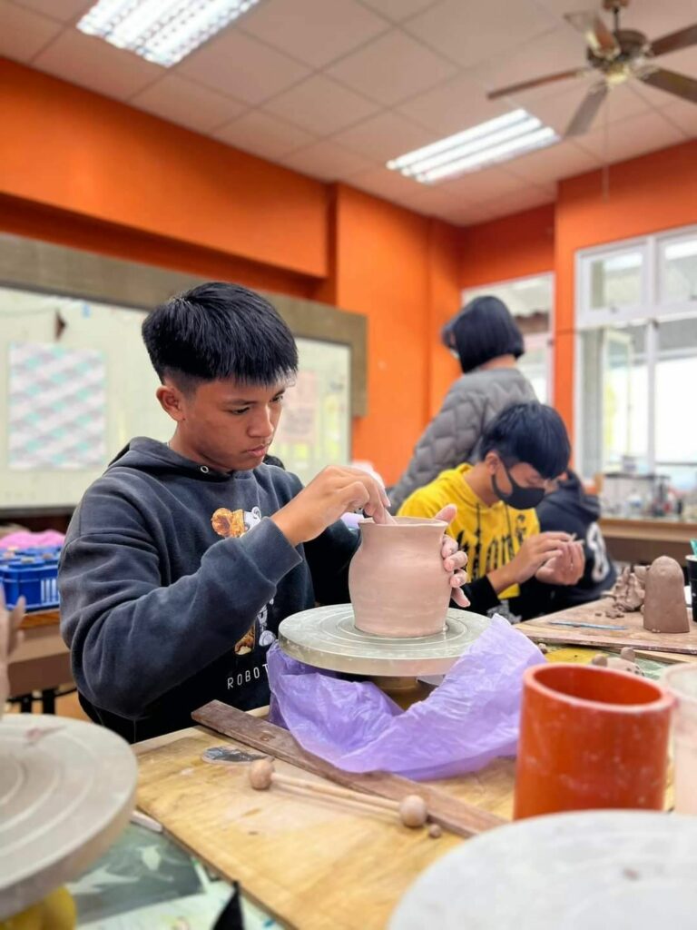 6.啟澤全神專注地製作陶藝品