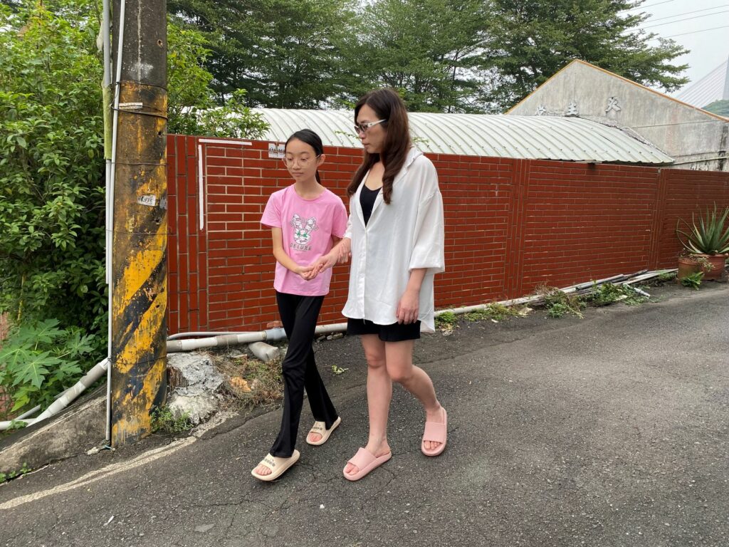 8.只要外出，菁欣總會緊緊攙扶重度視障母親走路