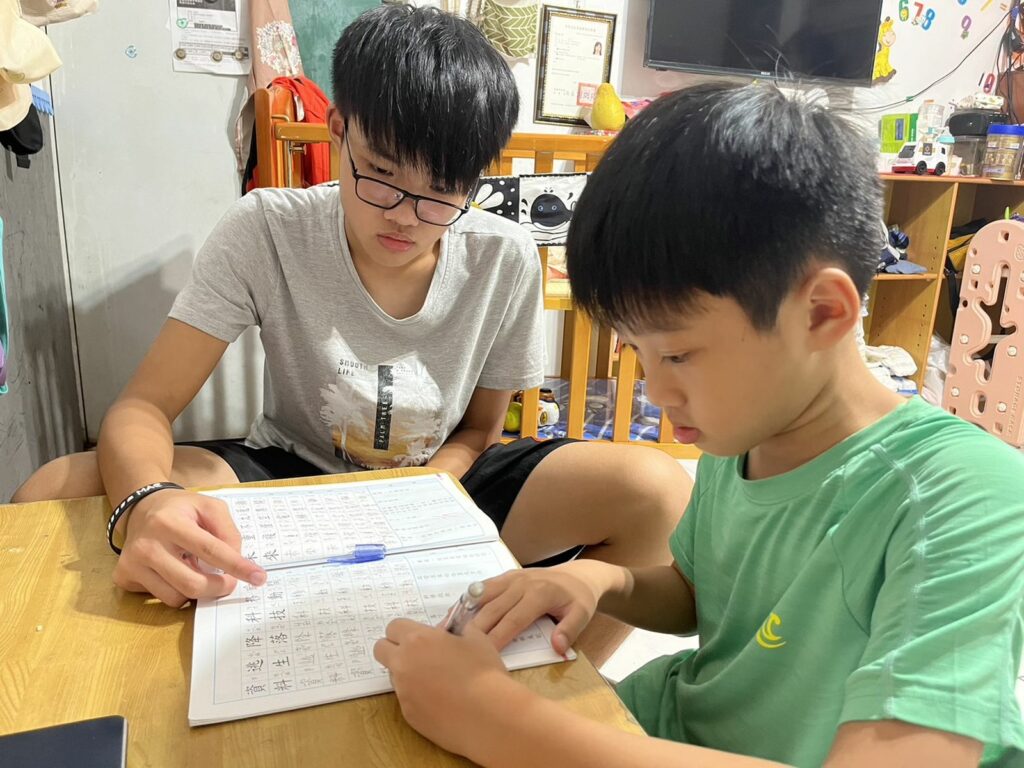 9.佑宇教導弟弟寫功課