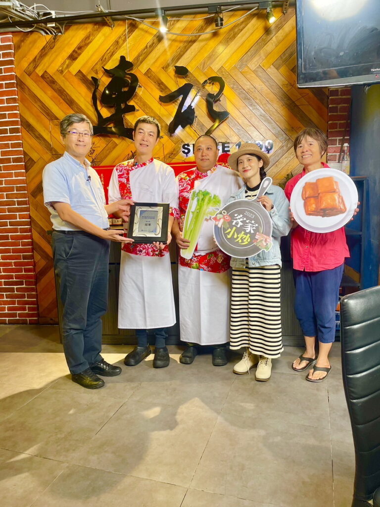 YT系列節目「名人品客家」,邀請《茶金》女主角連俞涵至店家品嘗得獎美食