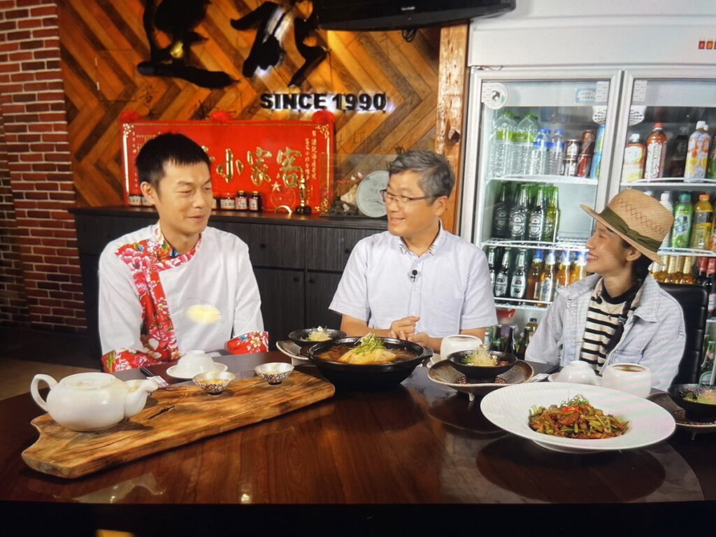 楊長鎮主委(中)感謝連記對客家料理的用心,讓料理成為雋刻在人心上的共同記憶