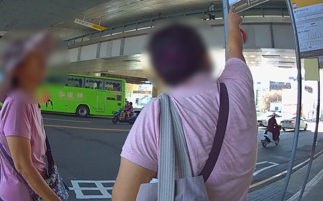 ▲圖說:婦人久候公車不至頻頻張望,員警上前關心才知婦人公車時間看錯 (圖/台中市政府提供)